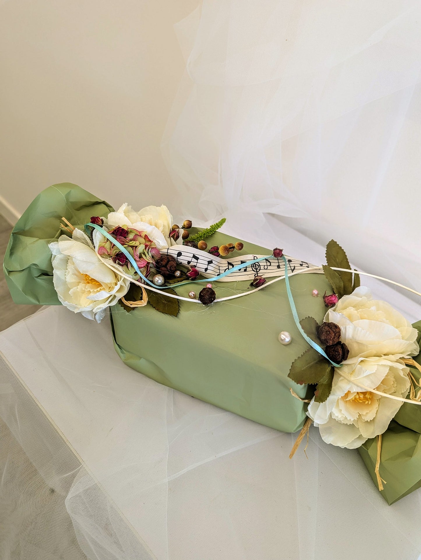 🎁 Got a little gift for a teacher? Let us wrap it with a touch of floral artistry! 🌿🌼